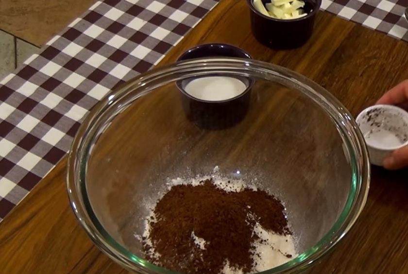 1. Этап. Сырник Королевский с маком: 1. Мак залейте кипятком и варите в течение 20 минут, периодически помешивая. Смешайте просеянную муку с сахаром, разрыхлителем и какао.