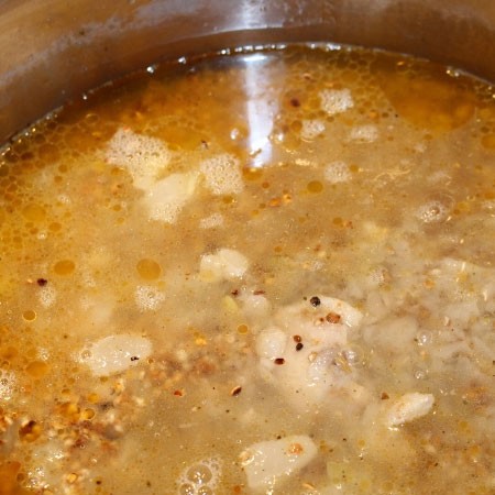 Гречка с мясом 1. Этап. Гречка с мясом: Затем добавьте гречку и залейте холодной водой что бы гречку покрыло на 1 см., закройте крышкой и готовьте после закипания 20 минут.