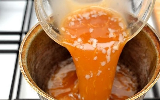 1. Этап. Соус китайский: 4. Перелейте смесь из миски в кастрюлю и доведите до кипения.