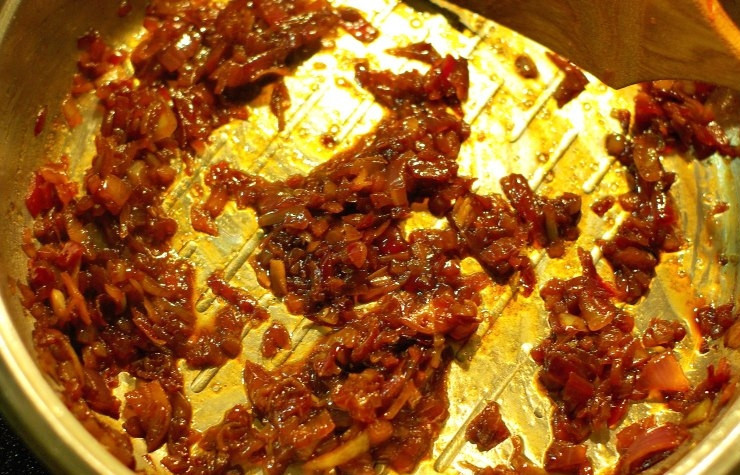 1. Этап. Курица по-испански: Обжариваем до той поры, пока вино практически полностью не выкипит.