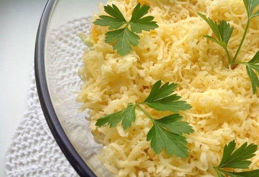 1. Этап. Слоеный салат с курицей Осенний: Твердый сыр натереть на мелкой или средней терке. Присыпать салат. Украсить зеленью. Дать постоять в прохладном месте перед подачей на стол. Приятного аппетита!