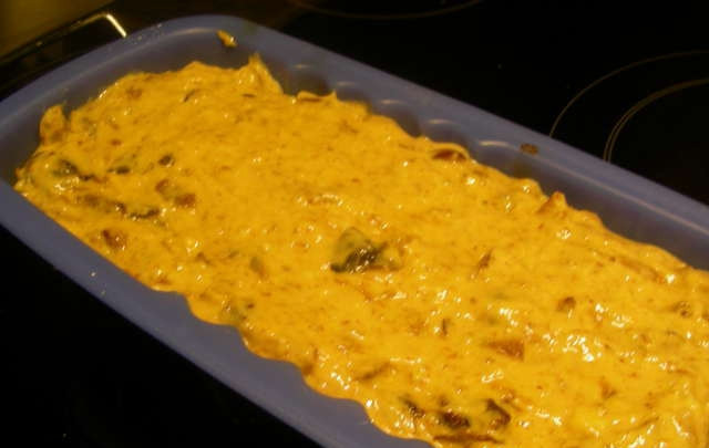 1. Этап. Кекс с сухофруктами на кипятке: Формочку для запекания смазываем маслом. Выкладываем в нее тесто, отправляем запекаться на протяжении 45 минут. Температура — 180 градусов.