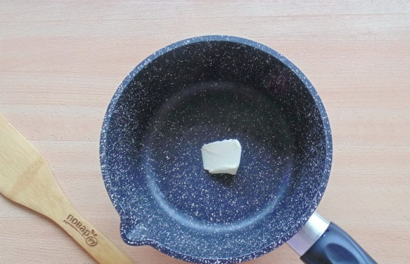 1. Этап. Манная каша с морковью: В кастрюлю с толстым дном выложите кусочек сливочного масла.