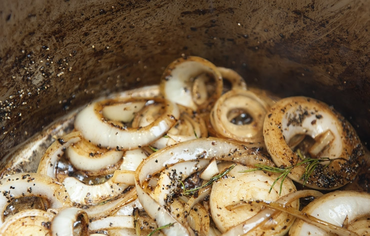 1. Этап. Говядина в красном вине: 4. Обжаренное мясо коричневого цвета выберите из кастрюли на тарелку. Огонь понизьте до среднего и обжарьте в сковороде лук и чеснок. Добавьте розмарин (сушеный или свежий), перемешайте. Жарьте в течение нескольких минут, помешивая, пока лук не приобретет золотисто-коричневый цвет.