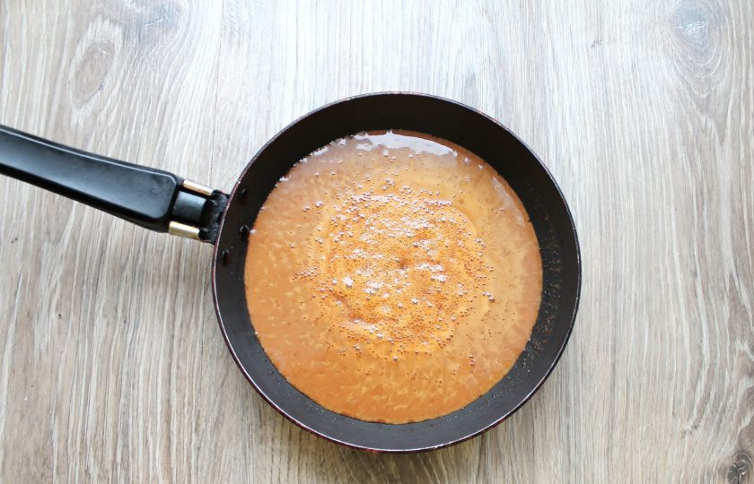 1. Этап. Нугатин: В сковороду с толстым дном насыпьте сахар, влейте воду и лимонный сок. Поставьте сковороду на медленный огонь и держите до растворения сахара. Варите в течение 5 минут, до золотистого цвета.