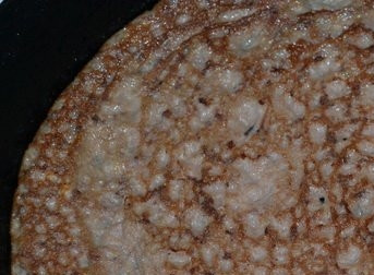 1. Этап. Печеночные блины с морковкой: Теперь выпекайте блинчики до румяности из прокрученной печени. Потом начинку выкладывайте на каждый блин и скручивайте все рулетиком.