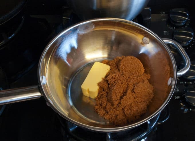 1. Этап. Пирог с ирисом: 7. Пока тесто остывает, приготовьте начинку. В сотейник выложите масло и сахар.