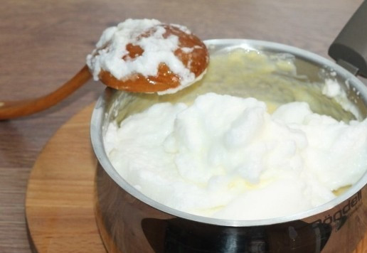 1. Этап. Ванильно-медовое суфле из поленты: 10. Белки выкладываем постепенно за 2 раза и аккуратно перемешиваем ложкой.