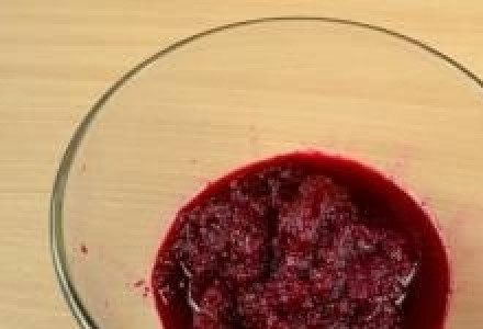 1. Этап. Хрен к холодцу: 5. В посуду с измельченной свеклой добавляем приготовленную воду и оставляем настаиваться 5-10 минут.