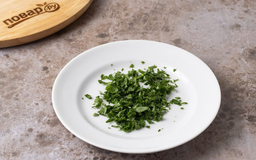 1. Этап. Салат из моркови как в столовой: Петрушку мелко порубите.