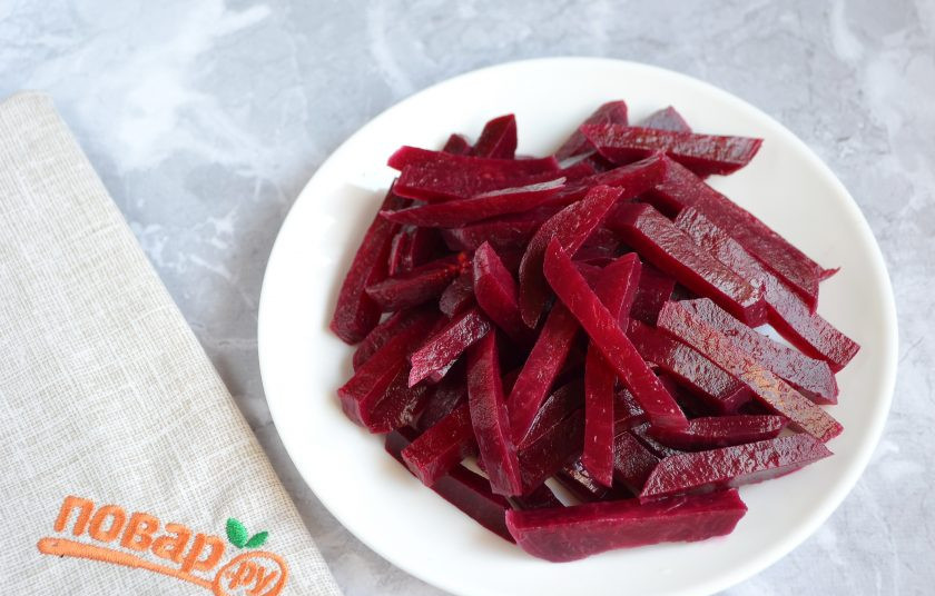 1. Этап. Салат с копченой сельдью: 3. Вареную (или печеную) свеклу очистите и порежьте соломкой.