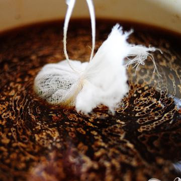 1. Этап. Итальянский суп с фрикадельками: Перемешать и бросить марлю с травами в бульон.