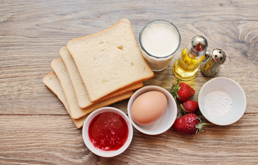 1. Этап. Французские клубничные тосты: Подготовьте все необходимые ингредиенты для приготовления французских клубничных тостов.