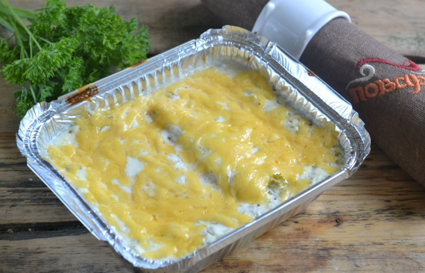 1. Этап. Рыба, запеченная под сметанным соусом: Сверху посыпьте натертым твердым сыром, отправляйте форму для запекания в духовку. Запекайте 40 минут в разогретой до 180 градусов духовке.