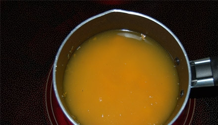 1. Этап. Сироп из апельсинов: 4. Добавьте воду и доведите ее до кипения, чтобы сахарный песок полностью растворился. Введите необходимый набор специй и продолжите кипятить на слабом огне с накрытой крышкой еще четверть часа.