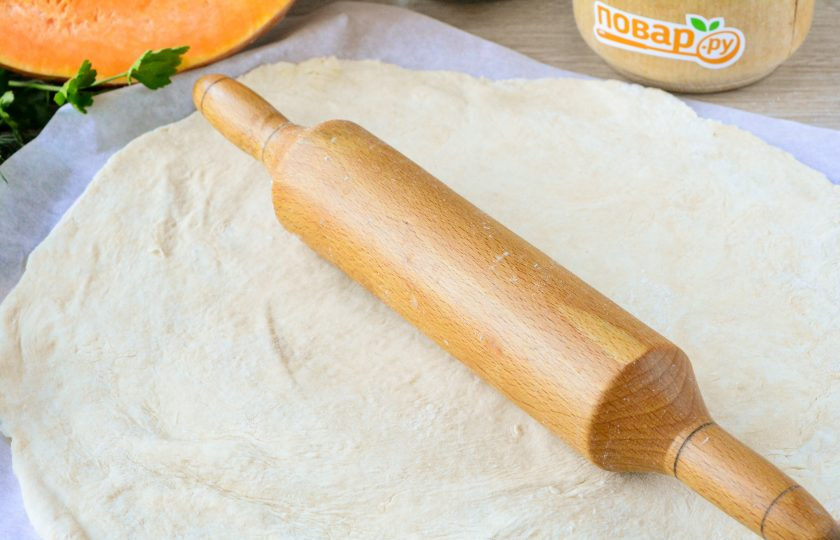 1. Этап. Пирог с тыквой открытый: Отдохнувшее тесто раскатайте в тонкую круглую лепешку.
