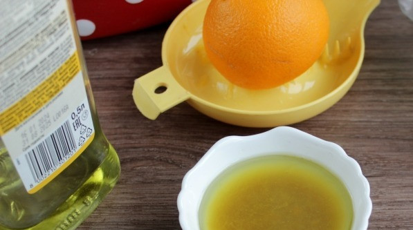 1. Этап. Филе грудки индейки в апельсиновом соусе: Приготовьте соус. Смешайте сок 1/2 апельсина, оливковое масло, мёд, добавьте соль и черный перец, хорошо размешайте.