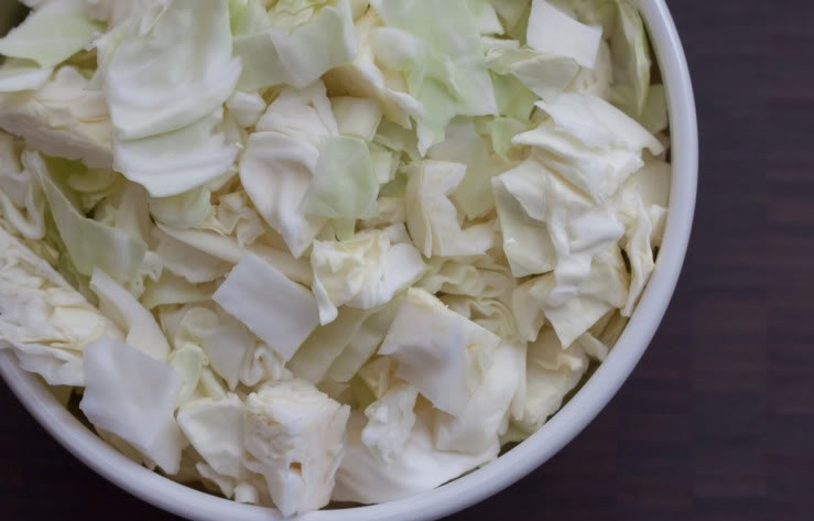 1. Этап. Немецкий суп с колбасками: Капусту нарубите крупными кусочками.