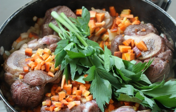 1. Этап. Суп из чечевицы с копченостями: 2. Добавьте нарезанную морковь, веточки любистока.