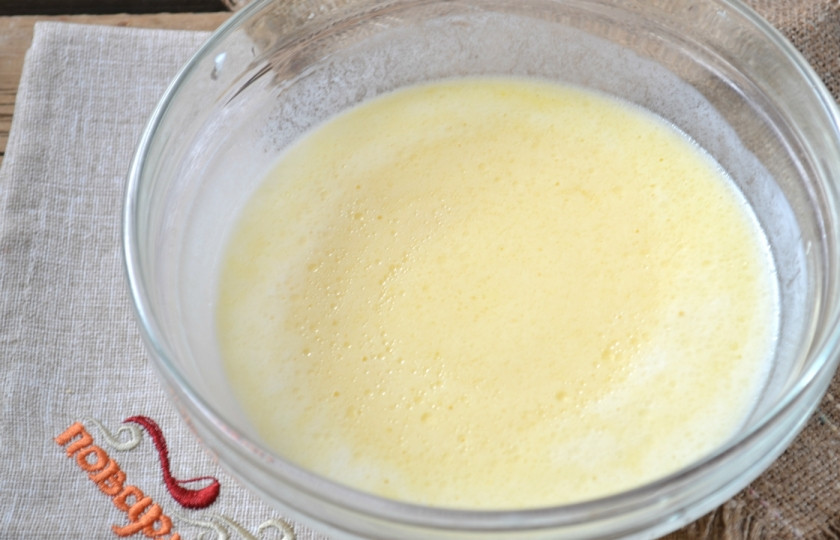 1. Этап. Пирожки с луком на кефире: Размешайте до однородности. Смесь без особых усилий станет однородной, поэтому миксер в этом деле вам не понадобится.