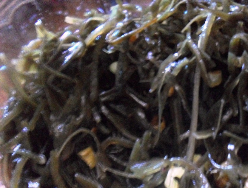 1. Этап. Салат Морской: Смешайте их с капустой.