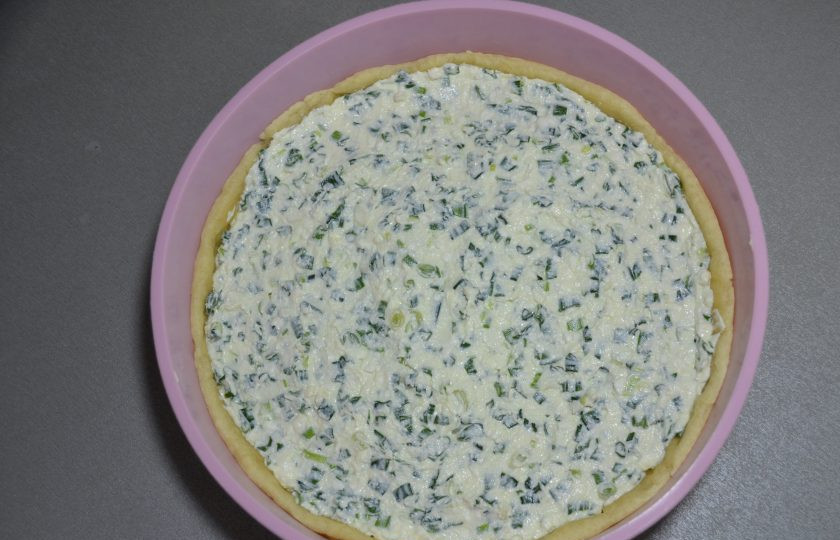 1. Этап. Пирог с зеленым луком и творогом: Заполните корзиночку из теста начинкой и отправьте выпекаться в духовку при температуре 200 градусов на 20 минут.