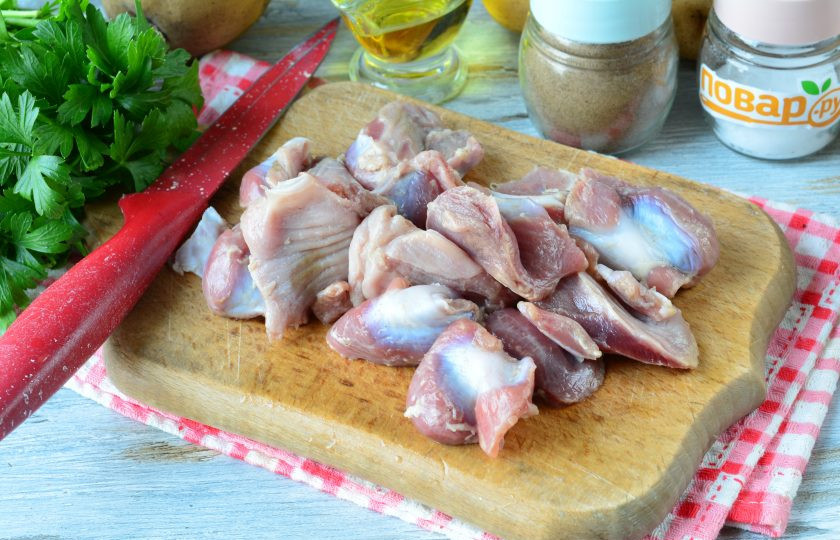 1. Этап. Рагу из желудочков с баклажанами: Куриные желудки промойте, очистите и нарежьте средними кусочками.