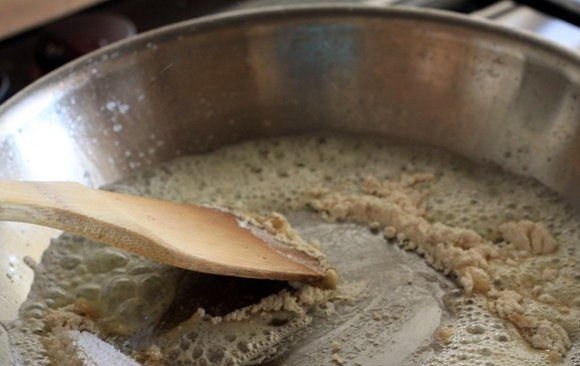 1. Этап. Соус для начос: 4. В растопленное масло всыпьте муку и секунд 30 перемешивайте.