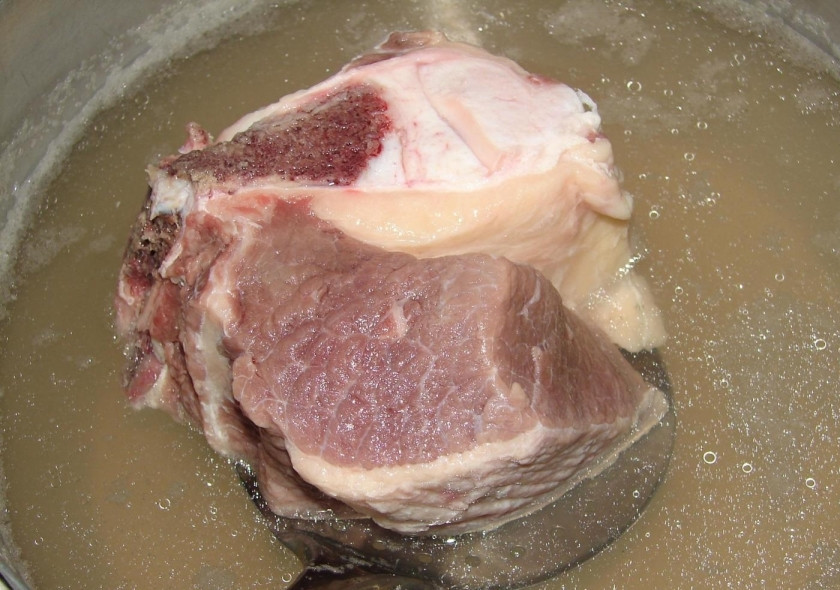 1. Этап. Суп из говядины: 1. Мясо хорошенько мою, затем кладу его в кастрюлю и заливаю холодной водой (4-5 литров), отправляю ее на огонь, после закипания убавляю огонь на минимум и варю 2 часа.