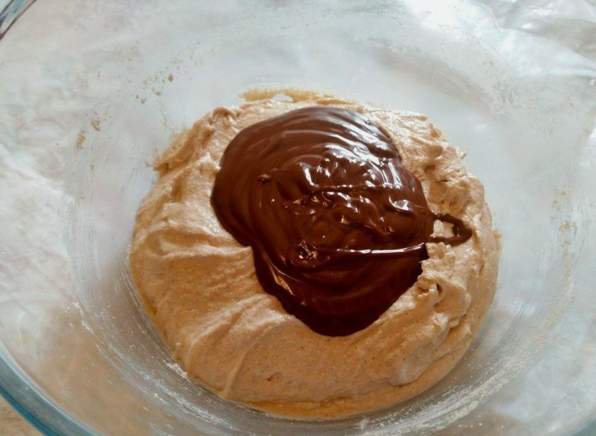 1. Этап. Печенье-безе с овсяным толокном: Влейте в получившееся тесто растопленный шоколад и снова аккуратно перемешайте.