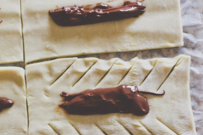 1. Этап. Слойки с шоколадно-ореховой пастой: 3. Края каждого прямоугольника надрежьте косыми линиями.