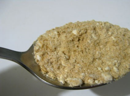 1. Этап. Кабачковая икра с мукой: И вот теперь добавляем наш секретный ингредиент - муку. Возьмите ложку муки, доведите её на сухой сковороде до коричневого цвета. Часто помешивайте муку, чтобы та не сгорела. Готовую муку высыпьте в нашу икру - она придаст особый привкус.