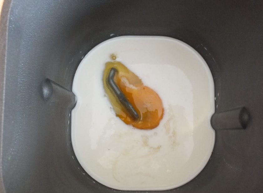 1. Этап. Булочки со взбитыми сливками: Приступите к замешиванию теста. Очень удобно замешивать в хлебопечке. В ведерко положите продукты согласно инструкции. В данном случае, сначала идут жидкие ингредиенты: молоко, яйцо, дрожжевая масса.