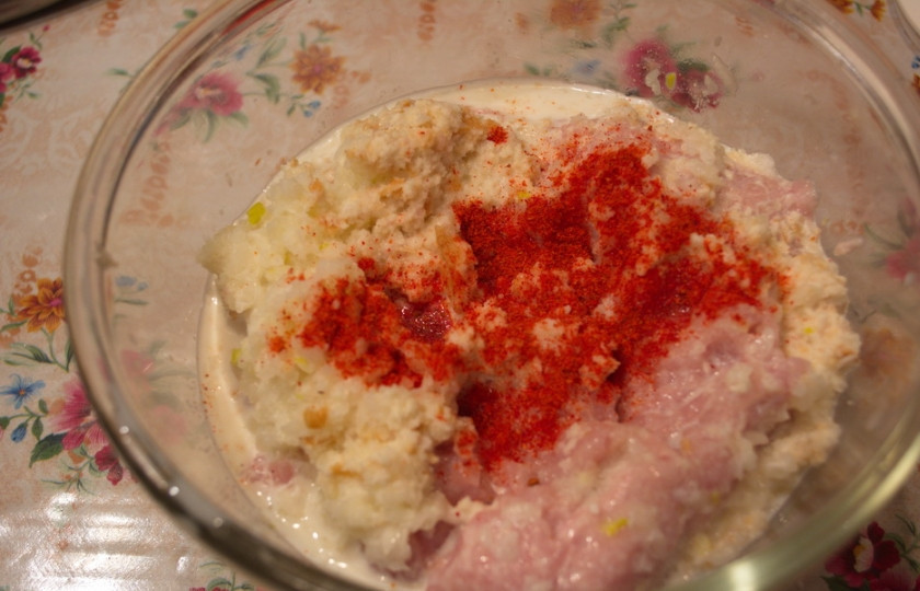 1. Этап. Куриные котлеты с батоном: Батон помять руками, чтоб он разошелся в сливках и вылить к фаршу. Размешать. Добавьте соль, майоран и молотую паприку.