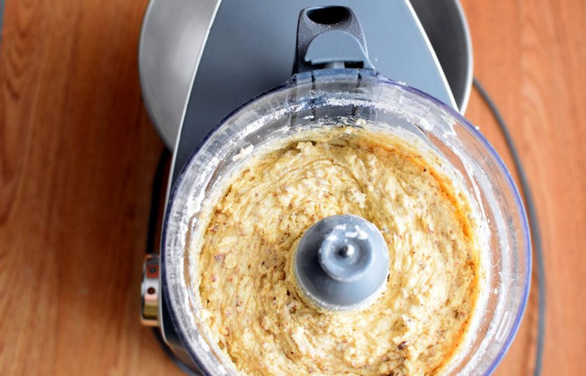 1. Этап. Песочный пирог с орехами: Пробейте тесто до однородности. Тесто получается мягкое и нежное.