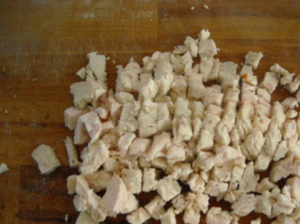 1. Этап. Жульен в корзиночках: Курятину отварите и порежьте.