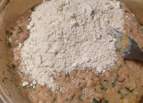 1. Этап. Диетические туннаболы: Добавляем овсяную муку. Если нет муки, можно перемолоть овсяные хлопья. Количество овсяной муки зависит от того, насколько тщательно вы сцедили жидкость с тунца.