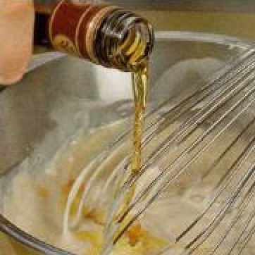 1. Этап. Салат из ананаса с креветками: Смешать майонез, сливки, кетчуп, коньяк, соль и перец. В салатнице смешать ананас, креветки, лук и яблоки. Яйца разрезать пополам и выложить сверху. Полить соусом