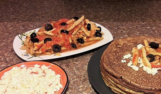 1. Этап. Острая начинка для мексиканских блинов: Блины у меня приготовлены из цельнозерновой муки, 12 штук. На каждый блин положить тёртый сыр и начинку со сковороды по 1 ст. л.