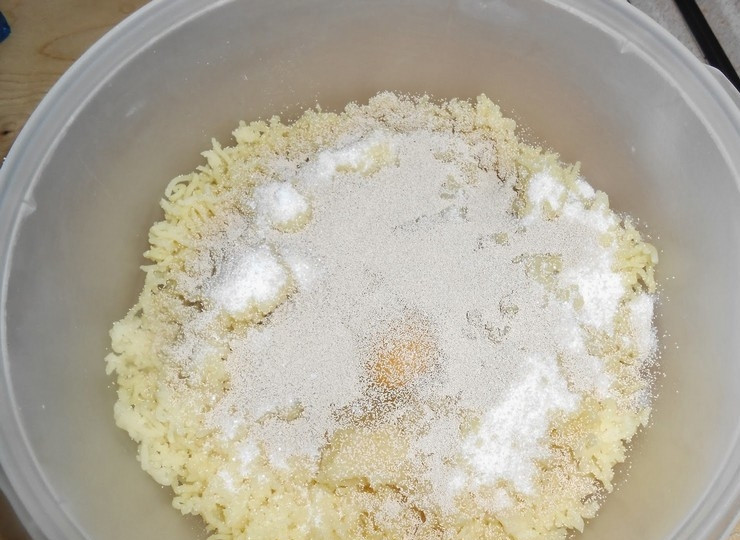 1. Этап. Картофельные пончики: 2. Добавьте в картофельное пюре яйца, сахар, сухие дрожжи и постепенно всыпайте просеянную муку.