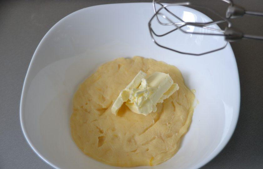 1. Этап. Лимонные эклеры: Пока эклеры медленно охлаждаются, вмешайте 50 грамм сливочного масла в заварную часть крема, сделать это удобно миксером на небольших оборотах.