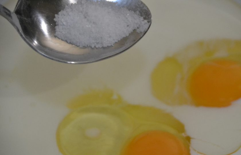 1. Этап. Кексы из кокосовой муки: Для сбалансированности вкуса добавьте соль.