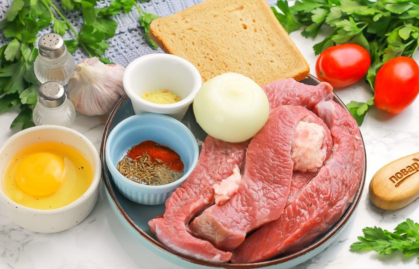 1. Этап. Котлеты по-турецки: Подготовьте указанные продукты. Приобретите говяжью мякоть с небольшим жирком. Очистите лук и чесночные зубчики от шелухи, промойте в воде.