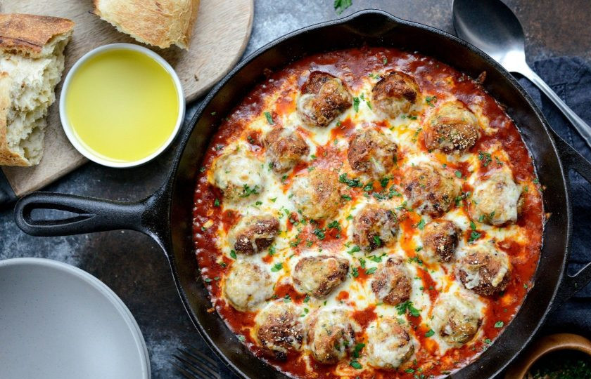 1. Этап. Митболы из курицы с сыром: 7. Запекайте митболы в течение 15 минут при 200 градусах. Приятного аппетита!