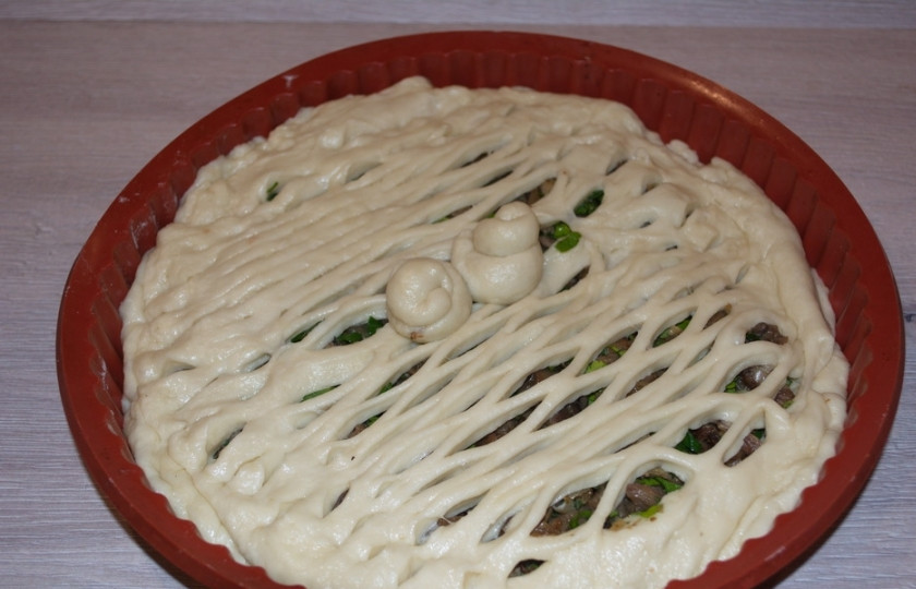 1. Этап. Простой пирог с мясом: Из второй части теста сделайте 