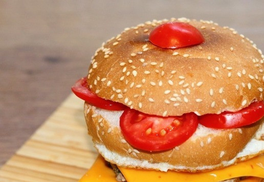 1. Этап. Бургер с котлетой и сыром гриль-чиз: 13. Накрываем бургер верхним кусочком булочки и кладем на листик зеленого салата. Приятного аппетит!