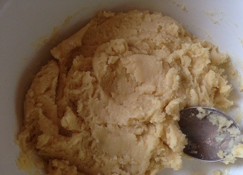 1. Этап. Курабье: И перемешаем. Тесто прекрасно размешивается ложкой.