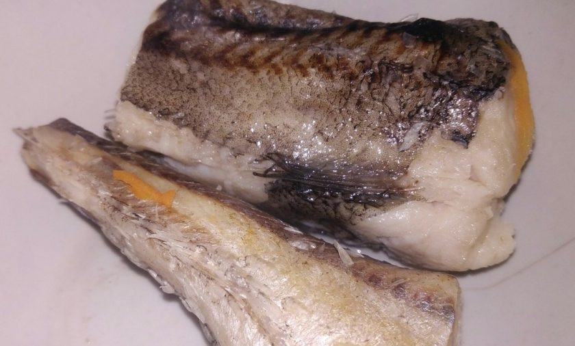 1. Этап. Суп из хека с яйцом и рисом: 4. Ее можно достать и положить в отдельную посуду для остывания или отделить от костей, мелко нарезать и отправить обратно в бульон.