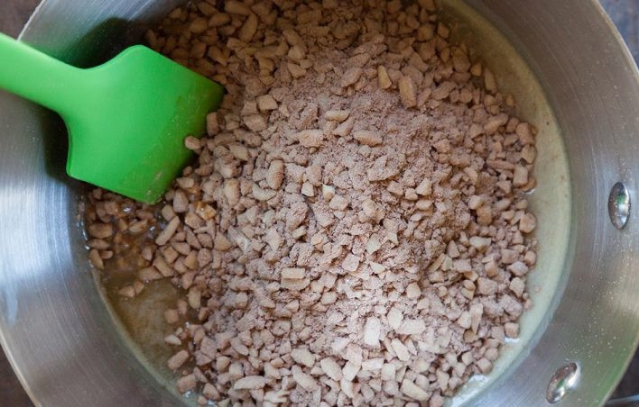 1. Этап. Миндально-шоколадное печенье: 5. Добавьте в сотейник смесь миндаля, муки и какао.