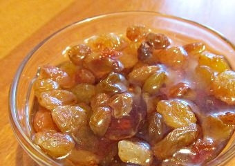 1. Этап. Плов с курагой и изюмом: Изюм промыть теплой водой.